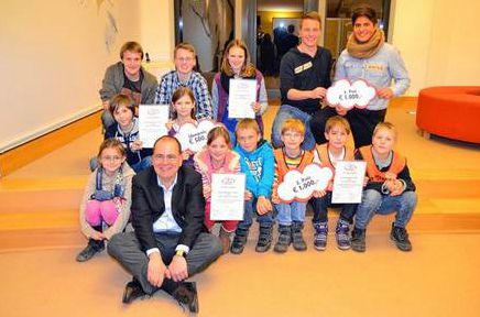 Ausgezeichnete Ideen: Metaplan-Geschftsfhrer Thomas Schnelle (vorne links) vergab den Preis "Gute Ideen machen Schule".  Foto:  en